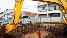 Pekerja menyelesaikan proyek tahap awal galian sodetan Kali Ciliwung di kawasan Otista, Jakarta, Kamis (10/7/14). (Liputan6.com/Faizal Fanani)