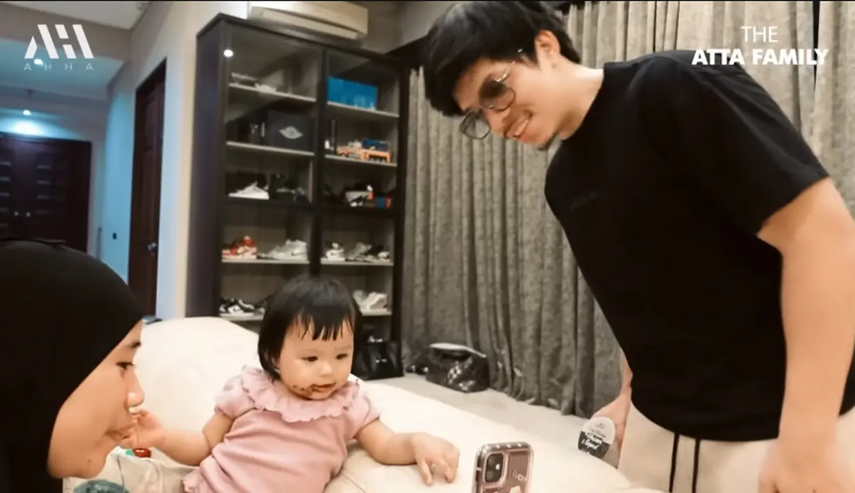 Baby Ameena yang cemong saat pulang pun membuat heboh. Bahkan, salah satu perempuan langsung melakukan video call dengan Aurel. Momen Ameena saat mamanya marah karena makan cokelat terus. [Youtube/AH]