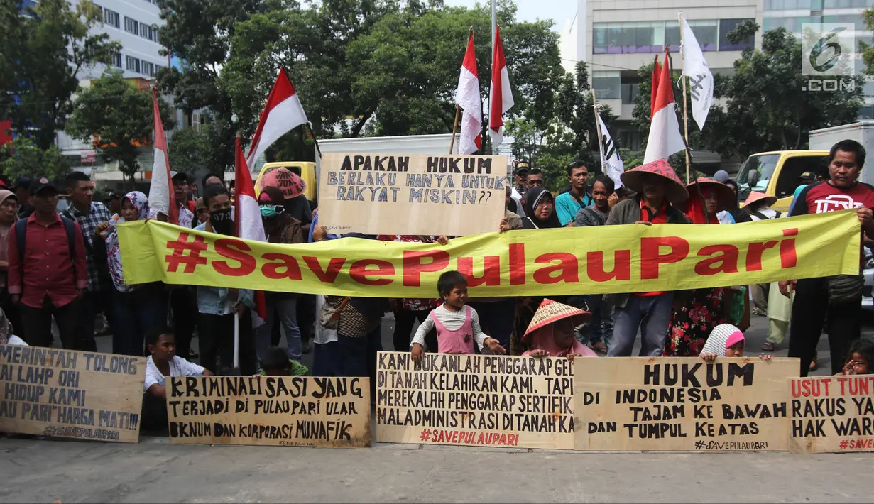 Sejumlah warga Pulau Pari menggelar aksi di depan PN Jakarta Utara, Kamis (12/7). Mereka menolak dugaan kriminalisasi terhadap Ketua RW Pulau Pari Sulaiman dalam kasus penyerobotan lahan. (Liputan6.com/Arya Manggala)