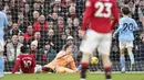 Pemain MU, Marcus Rashford (kiri) berhasil menjebol gawang Manchester City yang dijaga oleh Ederson dalam pertandingan lanjutan Liga Inggris 2022/2023. Gol ini membuat kedudukan menjadi 2-1 bagi kemenangan MU. (AP Photo/Dave Thompson)