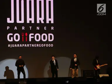 Grup band Kahitna memeriahkan Malam Juara Go-Food 2018 di Jakarta, Jumat (23/2). Malam Juara Go-Food 2018  merupakan bentuk apresiasi Go-Jek terhadap mitra kuliner UMKM yang telah tumbuh bersama. (Liputan6.com/Angga Yuniar)