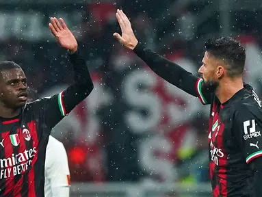 Pemain AC Milan Pierre Kalulu (kiri) merayakan golnya saat melawan AS Roma pada pertandingan sepak bola Serie A Liga Italia di Stadion San Siro, Milan, Italia, 8 Januari 2023. Pertandingan berakhir imbang 2-2. (Spada/LaPresse via AP)