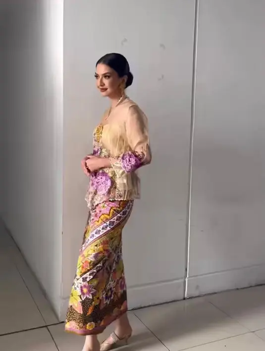 Raline Shah memperlihatkan pesonanya yang elegan dibalut kebaya encim nuansa krem-ungu dari Roemah Kebaya Vielga. [Instagram/ralineshah]