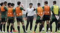 Pelatih Timnas Indonesia U-22, Indra Sjafri, memberikan instruksi kepada para pemainnya saat latihan di Stadion Madya, Jakarta, Selasa (15/1). Latihan ini merupakan persiapan jelang Piala AFF U-22. (Bola.com/Yoppy Renato)