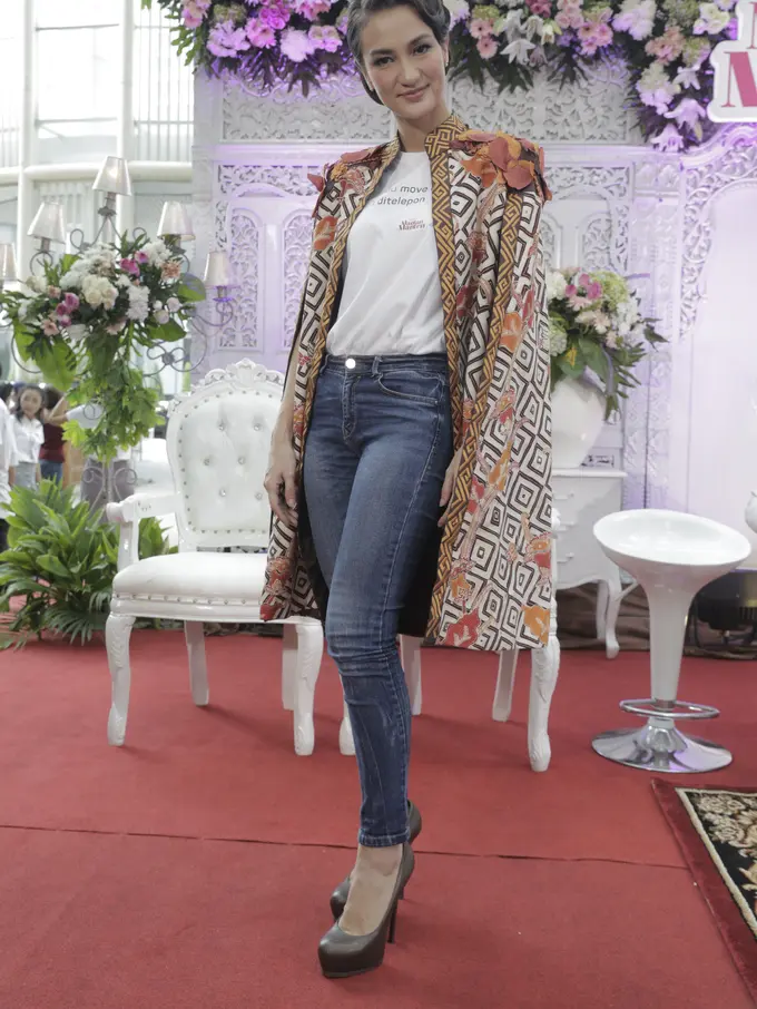 [Fimela] Atiqah Hasiholan