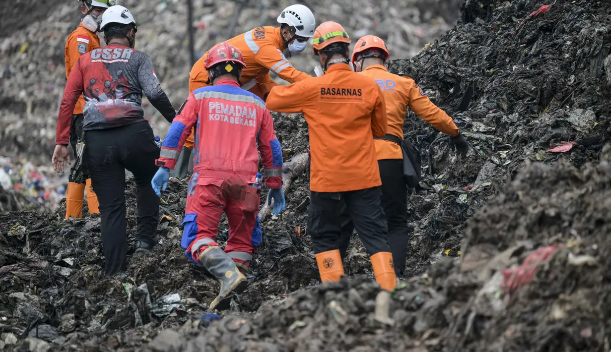 Tim SAR Gabungan masih berupaya mencari dan mengevakuasi korban longsor. Tampak dalam foto, petugas penyelamat bersiap mengevakuasi korban longsor di Tempat Pembuangan Sampah Terpadu (TPST) Bantargebang, Bekasi, Jawa Barat, pada 9 Maret 2026. (BAY ISMOYO/AFP)