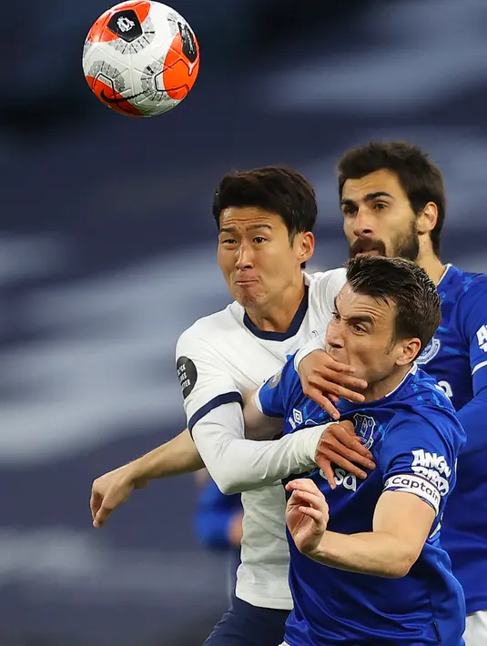 Striker Tottenham Hotspur, Son Heung-Min berebut bola dengan pemain Everton, Seamus Coleman dan André Gomes pada lanjutan pertandingan Liga Inggris di Tottenham Stadium, Selasa (7/7/2020) dini hari. Tottenham Hotspur susah payah mengalahkan Everton 1-0. (Richard Heathcote/POOL/AFP)