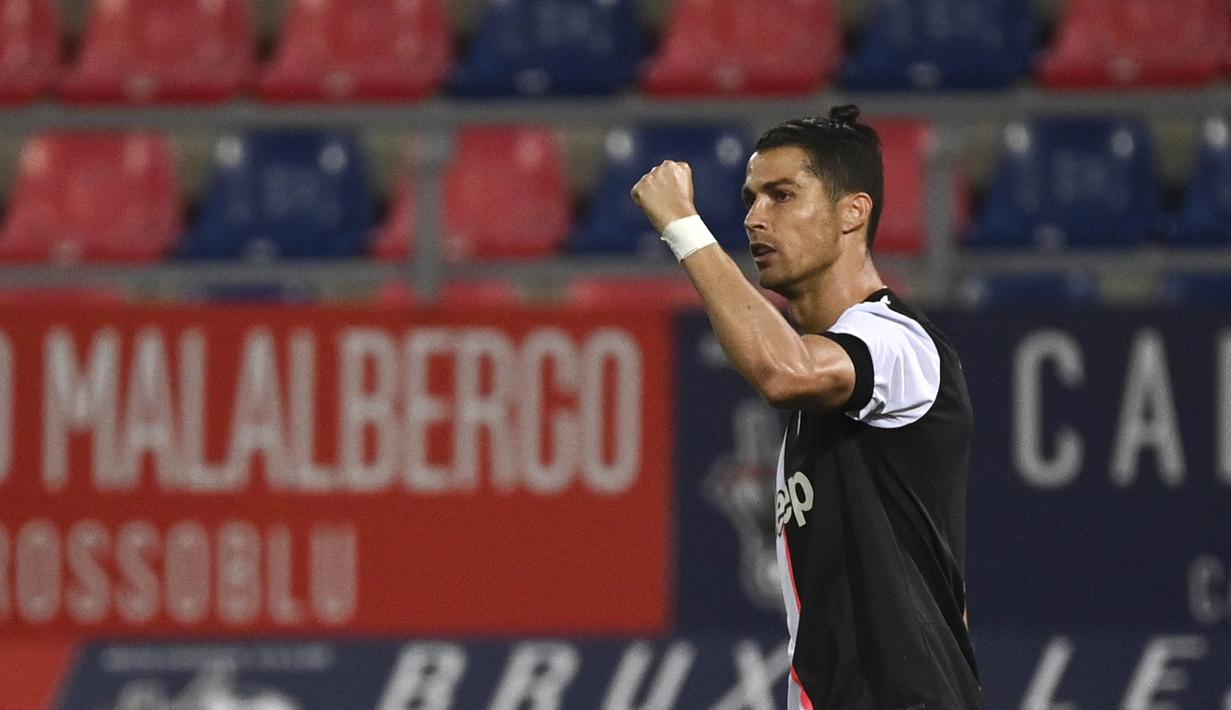 Striker Juventus, Cristiano Ronaldo, melakukan selebrasi usai membobol gawang Bologna pada laga Serie A di Stadion Renato Dall'Ara, Senin (22/6/2020). Juventus menang 2-0 atas Bologna. (AP/Massimo Paolone)
