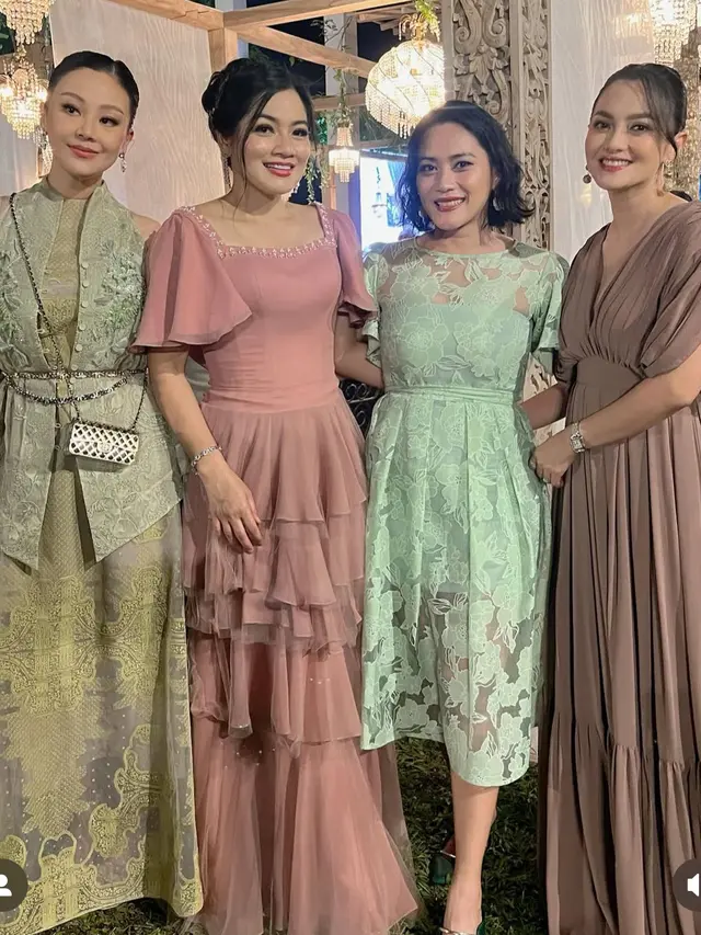 Gaya Geng Cendol Hadir di Pernikahan Luna Maya dan Maxime Bouttier.