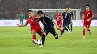 Pemain Timnas Indonesia, Rizky Ridho, berebut bola dengan pemain Jepang,,&nbsp;Kaoru Mitoma pada Kualifikasi Piala Dunia 2026 Zona Asia di Stadion Gelora Bung Karno, Senayan, Jakarta, Jumat (15/11/2024) malam WIB. (Bola.com/Abdul Aziz)