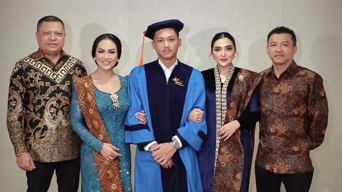 Azriel Hermansyah Wisuda Dihadiri Orangtua Kandung dan Sambung