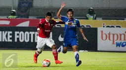 Penyerang Persija Jakarta, Bambang Pamungkas mencoba untuk melewati pemain belakang Persib Bandung, Bandung, Sabtu (16/7). Hingga babak pertama usai, skor 0-0 menghiasi lanjutan laga pekan ke-10 Torabika Soccer Championship. (Liputan6.com/Yoppy Renato)