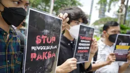 Massa dari Koalisi Rakyat Menolak Penggusuran (KRMP) berunjuk rasa di depan Balai Kota DKI Jakarta, Kamis (10/2/2022). Selain berunjuk rasa, mereka juga akan menyerahkan surat tuntutan untuk mencabut Pergub DKI Jakarta 207 tahun 2016 yang meligitimasi penggusuran paksa (Liputan6.com/Herman Zakharia