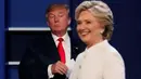 Ekspresi capres AS dari Partai Republik, Donald Trump ketika melihat rivalnya dari Partai Demokrat, Hillary Clinton sebelum dimulainya perhelatan debat ketiga dan terakhir capres AS di University of Nevada, Las Vegas, Rabu (19/10). (REUTERS/Mike Blake)