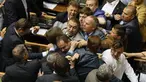 Rapat parlemen Ukraina terkait bantuan untuk menangani pesawat jatuh Malaysia Airlines MH17 berlangsung ricuh (REUTERS/Alex Kuzmin)