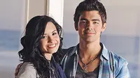 Joe Jonas Tak Malu Goda Demi Lovato di Depan Umum