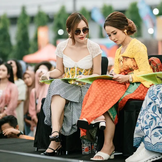 Pesona Menawan khas Perempuan Indonesia dari Fanny Soegiarto, Ex Vokalis Soegi Bornean yang Kerap Kenakan Kain Etnik