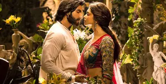 Deepika Padukone dan Ranveer Singh merupakan salah satu pasangan Bollywood yang serasi. Selain itu, pasangan ini dikenal sebagai pasangan yang tertutup soal masalah pribadi. (Foto: zeenews.india.com)