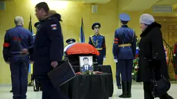 Orang berjalan di depan peti jenazah pilot asal Rusia, Oleg Peshkov saat upacara pemakaman di Lipetsk, Rabu (2/12). Oleg Peshkov adalah pilot yang tewas saat pesawat tempur Su-24 yang dikemudikannya ditembak jatuh Turki pekan lalu (REUTERS/Maxim Zmeyev)