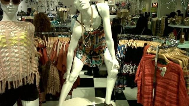 9 Manekin Pose Capek Berdiri Ini Bikin Pembeli Tepuk Jidat