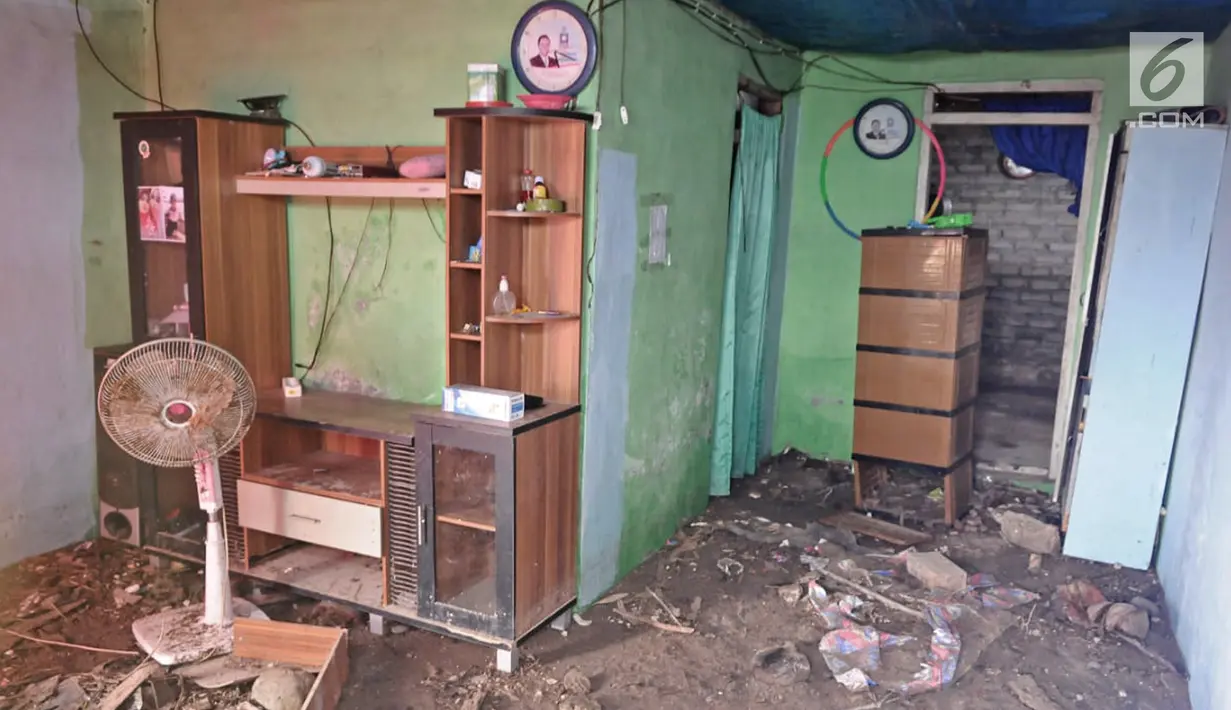 Ruang tamu dan keluarga yang rusak pasca gelombang Tsunami Selat Sunda di Dusun Tiga Regahan Lada, Pulau Sebesi, Lampung Selatan, Minggu (30/12). Sebagian warga mengungsi ke Kalianda. (Liputan6.com/Herman Zakharia)