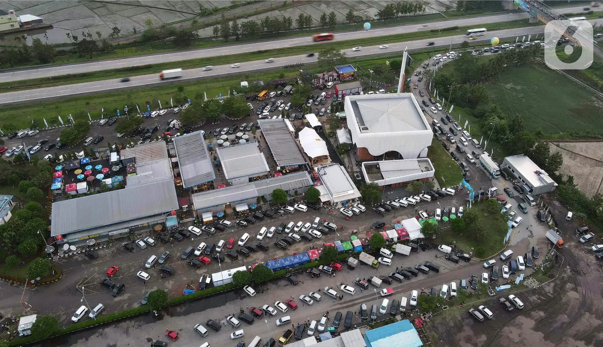 <p>Foto udara memperlihatkan kendaraan pemudik memadati tempat peristirahatan KM 166 Jalan Tol Cikopo - Palimanan untuk beristirahat dan berbuka puasa Ramadhan, Jawa Barat, Rabu (27/4/2022). Jelang waktu berbuka puasa, tempat peristirahatan dalam tol dimanfaatkan dan dipadati para pemudik untuk beristirahat serta berbuka puasa. (Liputan6.com/Herman Zakharia)</p>