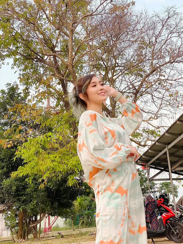 Potret Gaya Oza Kioza Pakai Baju Tie Dye, Stylish Banget. (Sumber: Instagram/ozakiozaduoserigala)