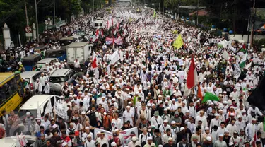 Ribuan umat muslim memenuhi ruas jalan Medan Merdeka Timur untuk melakukan aksi di depan Balai Kota Jakarta, Jumat (14/10). Mereka mendesak Gubernur DKI Jakarta, Basuki Tjahaja Purnama mundur. (Liputan6.com/Hemi Fithriansyah)