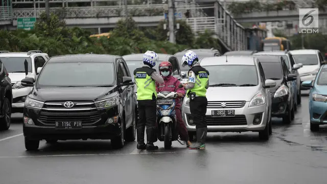 Polisi Tilang Pengendara Yang Melanggar Aturan Jalur Khusus Sepeda Motor