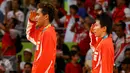 Pasangan ganda campuran Indonesia, Tontowi Ahmad dan Liliyana Natsir memberikan hormat saat menyanyikan lagu Indonesia Raya usai mengalahkan lawannya asal Malaysia Peng Soon Chan dan Liu Ying Goh pada final bulutangkis di, Brasil. (REUTERS/Mike Blake)