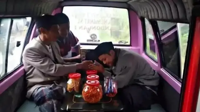 6 Potret Orang di Angkot Ini Nyeleneh Banget, Ada-Ada Saja