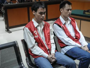 Dua terdakwa kasus peredaran narkoba jenis sabu warga negara Tiongkok, Li Fuzhang (kiri) dan Li Hezhang alias Li ho Tan mengikuti sidang dengan agenda pembacaan putusan di Pengadilan Negeri Jakarta Barat, Kamis (22/9). (Liputan6.com/Faizal Fanani)