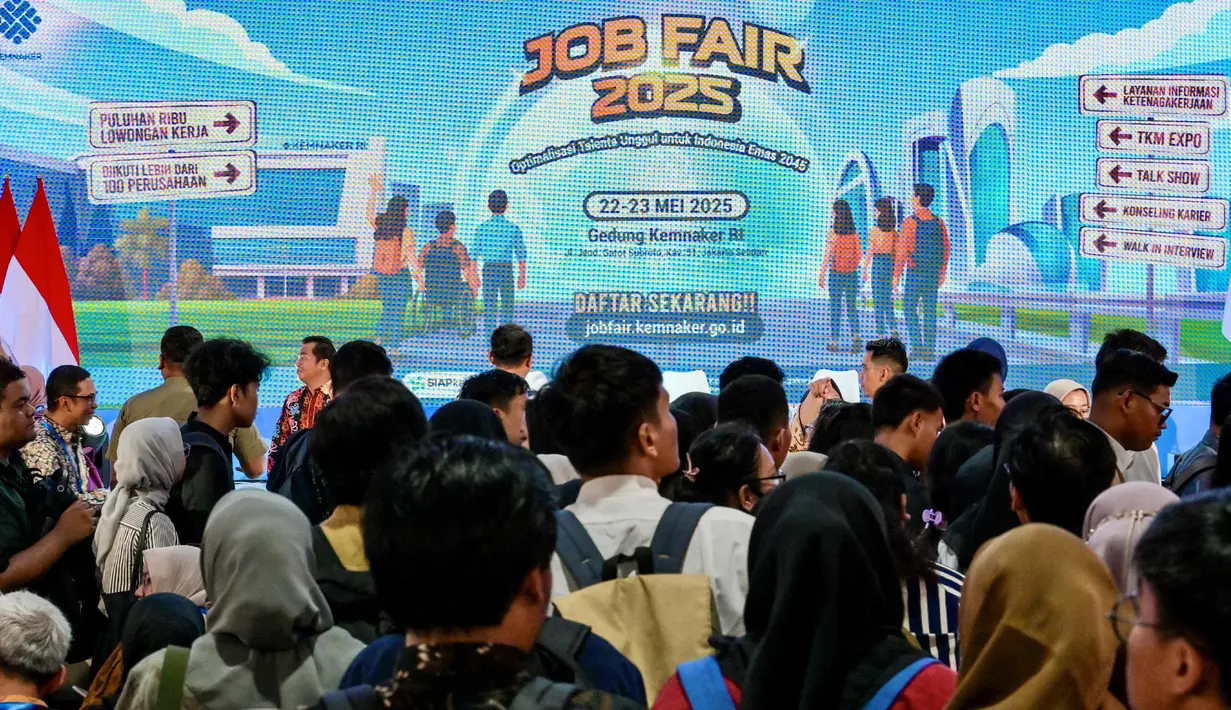 Para pencari kerja memadati Bursa Kerja yang dihadiri oleh lebih dari seratus perusahaan dan ribuan pencari kerja di Jakarta pada Kamis 22 Mei 2025. (BAY ISMOYO/AFP)
