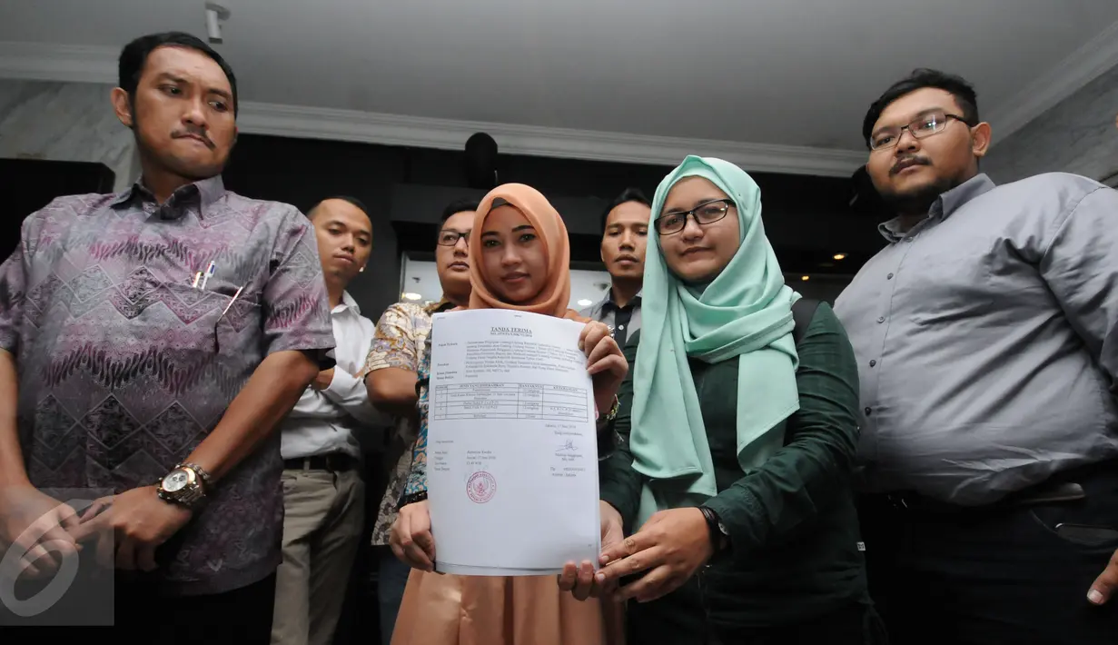 Juru Bicara TemanAhok, Amalia Ayuningtyas (kedua kanan) memegang tanda terima pengajuan judicial review di gedung Mahkamah Konstitusi, Jakarta, Jumat (17/6). Judicial Review terkait UU Pilkada yang direvisi DPR. (liputan6.com/Helmi Fithriansyah)
