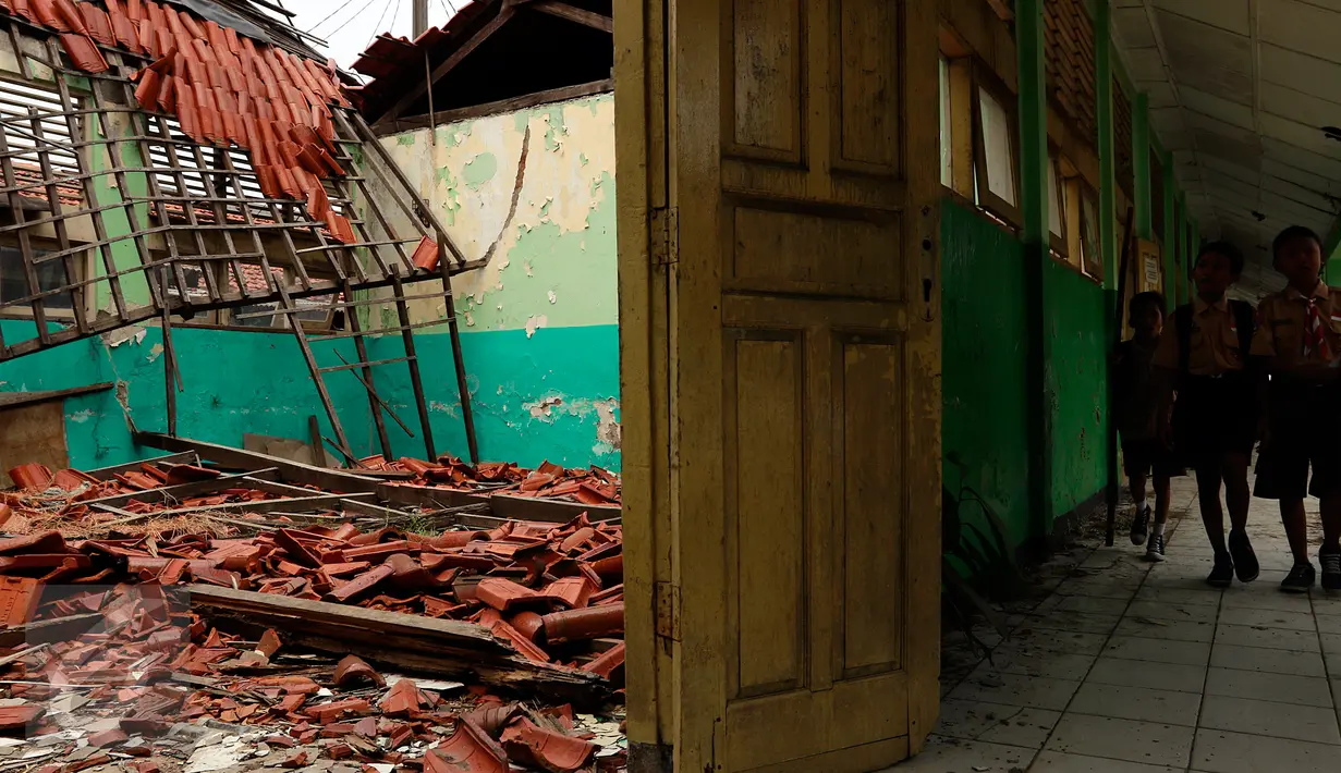 Kondisi bangunan Sekolah Dasar Negeri (SDN) Kramat Jati 12, Jakarta, sangat memprihatinkan, Rabu (21/10). Renovasi gedung sekolah tersebut terbengkalai selama dua tahun.  (Liputan6.com/Yoppy Renato) 