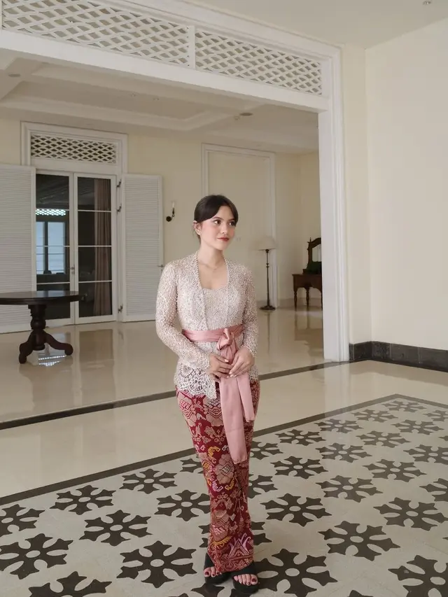 Marsha Aruan tampil menawan dengan kebaya brokat kutu baru, memancarkan keindahan khas Indonesia.