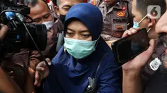 Wakil Gubernur (Wagub) Lampung Chusnunia Chalim seusai memenuhi panggilan pemeriksaan laporan harta kekayaan penyelenggara negara (LHKPN) di Gedung KPK, Rabu (17/5/2023). (Liputan6.com/Johan Tallo)