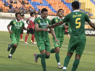 Striker Persebaya United, Pedro Javier, merayakan gol yang dicetaknya ke gawang Persiba Balikpapan dalam lanjutan Piala Presiden 2015 di Stadion Si Jalak Harupat, Bandung. Kamis (10/9/2015). (Bola.com/Vitalis Yogi Trisna)