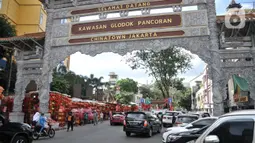 Suasana kawasan Petak Sembilan yang menjual pernak-pernik perayaan Tahun Baru Imlek di Pancoran, Glodok, Jakarta Barat, Selasa (10/1/2023). Menurut pedagang, penjualan pernak-pernik Imlek pada tahun Kelinci Air ini mengalami peningkatan sekitar 50 persen dibandingkan tahun sebelumnya. (merdeka.com/Iqbal S Nugroho)