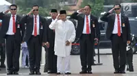 Wakil Presiden ke-9 RI Hamzah Haz (tengah) memberi hormat saat menghadiri pemakaman Presiden ke-3 RI BJ Habibie di TMP Kalibata, Jakarta, Kamis (12/9/2019). Habibie dikebumikan di sebelah makam istri tercinta, Ainun Aini. (merdeka.com/Iqbal Nugroho)