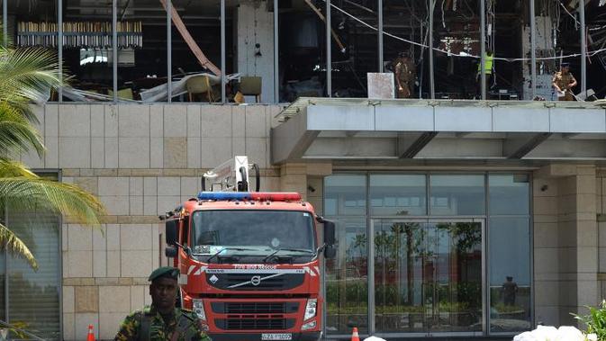 Personel keamanan Sri Lanka berjaga di pintu masuk Hotel Shangri-La, Kolombo, pada 21 April 2019 untuk mengantisipasi teror susulan. (AFP)