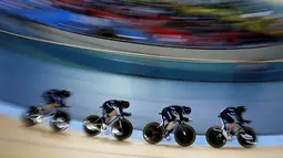 Tim putri Selandia Baru beraksi di nomor Team Pursuit Kejuaraan Dunia Balap Sepeda Trek 2016 di Lee Valley VeloPark, London, Inggris, (4/3/2016). (AFP/Adrian Dennis)