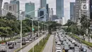 Kondisi lalu lintas di Jalan Jenderal Sudirman, Jakarta Pusat, Rabu (26/10/2022). Polda Metro Jaya resmi menghentikan pelaksanaan tilang manual terhadap para pelanggar lalu lintas sehingga seluruh pengendara yang melanggar bakal ditindak secara elektronik. (merdeka.com/Iqbal S. Nugroho)