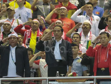 Presiden Republik Indonesia, Joko Widodo melakukan penghormatan saat lagi Indonesia Raya dikumandangkan pada laga Semi-final AFF Cup 2016 di Stadion Pakansari, Bogor, (03/12/2016). (Bola.com/Nicklas Hanoatubun)