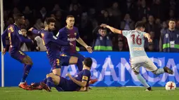 Pemain Barcelona mengamati pemain Celta Vigo, Jozabed melakukan tendangan pada pertandingan leg pertama babak 16 besar Copa del Rey di Stadion Balaidos, Kamis (4/1). Barcelona dan Celta Vigo mengakhiri laga dengan skor imbang 1-1. (AP/Lalo R. Villar)