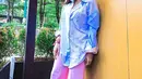 Gaya busana Kiki Amalia dengan memadukan kemeja biru dengan celan serta bucket hat pink satu ini bisa dijadikan sebagai inspirasi. Kesan ceria dan segar juga terlihat dalam penampilannya satu ini. (Liputan6.com/IG/@kikiamaliaworld)