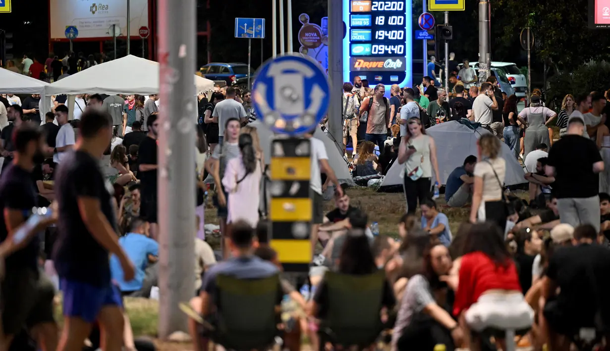 Para pengunjuk rasa memblokir jalan-jalan utama saat mereka berdemonstrasi menuntut pembebasan rekan-rekan mereka yang ditahan dalam protes pada malam sebelumnya di Beograd, Serbia pada 29 Juni 2025. (OLIVER BUNIC/AFP)