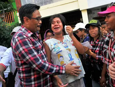 Cagub DKI Jakarta Djarot Saiful Hidayat berbincang dengan seorang ibu hamil saat melakukan blusukan di Kebon Bawang, Jakarta Utara, Sabtu (26/11). Dalam blusukannya tersebut, Djarot menjelaskan mengenai program KJP. (Liputan6.com/Angga Yuniar)