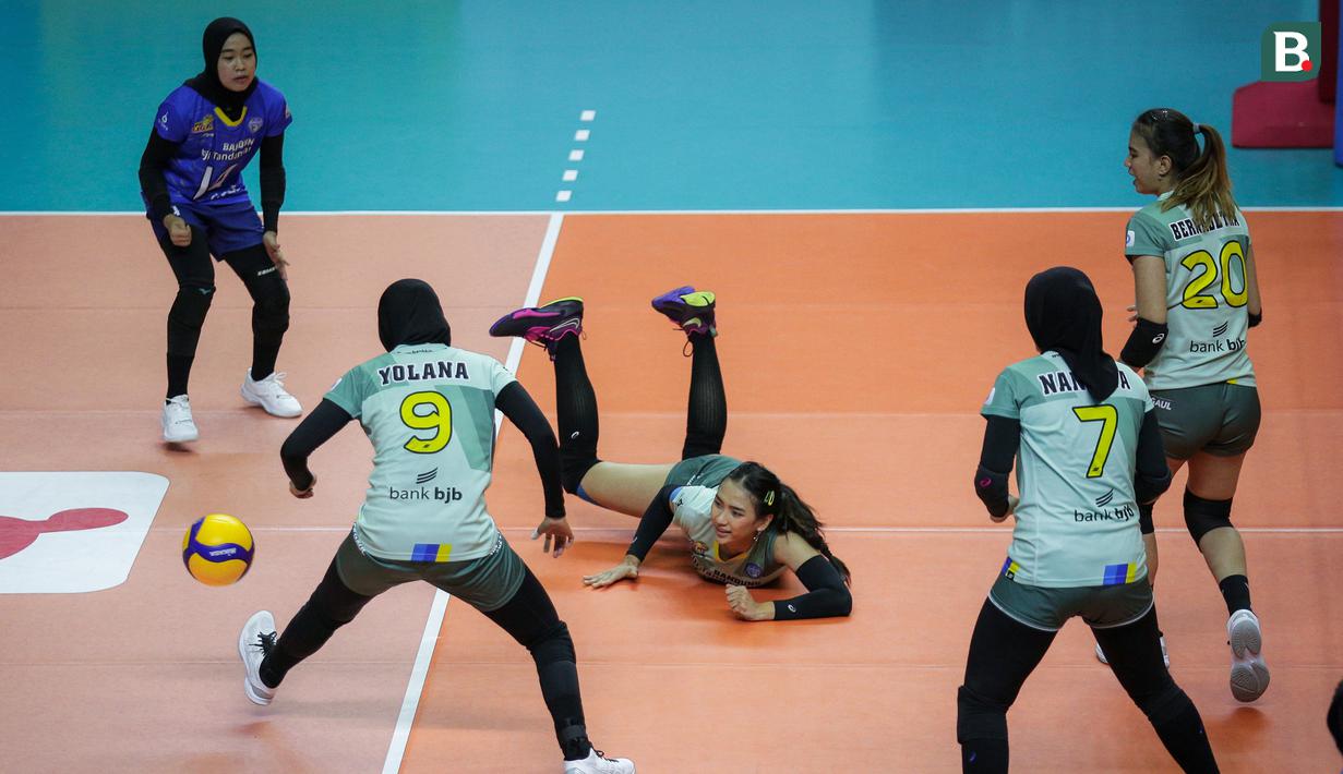Pemain Bandung BJB Tandamata, Yolla Yuliana (tengah) berusaha menyelamatkan bola saat laga lanjutan PLN Mobile Proliga 2022 melawan Jakarta Elektrik PLN di Padepokan Voli Jenderal Polisi Kunarto, Sentul, Jumat (21/01/2022). (Bola.com/Bagaskara Lazuardi)