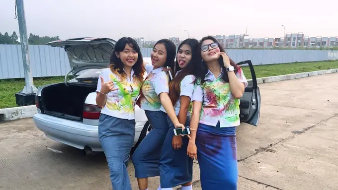 [Bintang] 4 Cara Cewek Rayakan Kelulusan Ujian Nasional, Kamu Ngapain?